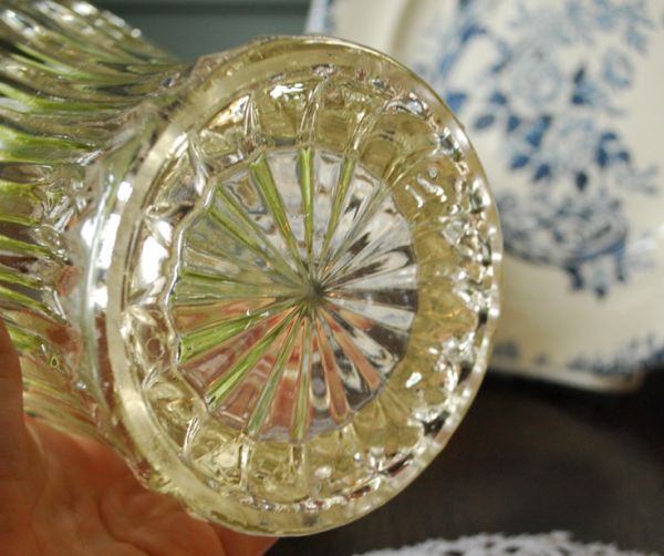 アンティーク雑貨 可憐 なシルエットのフラワーベース(花器)プレスドグラス。底にも美しいカッティングです。(pg-2639)