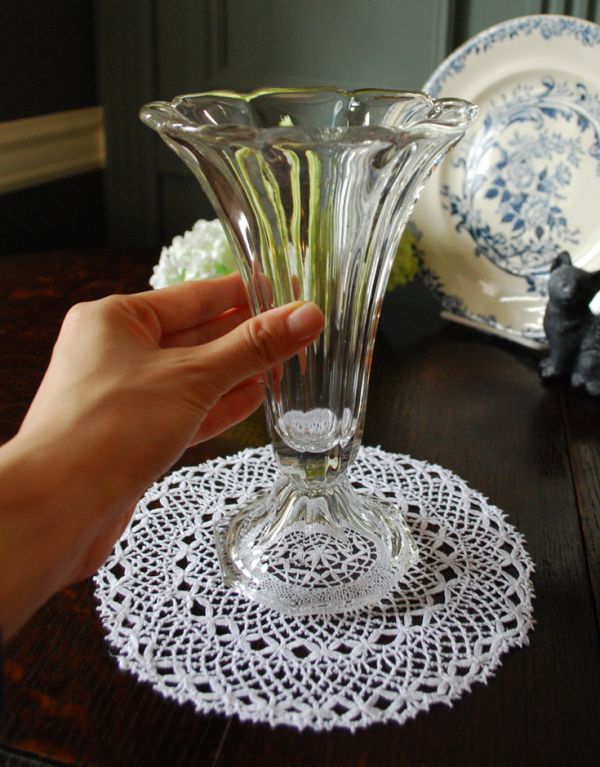 アンティーク雑貨　可憐なシルエットのフラワーベース（花器）プレスドグラス。飾るだけで絵になる美しさ。(pg-2640)