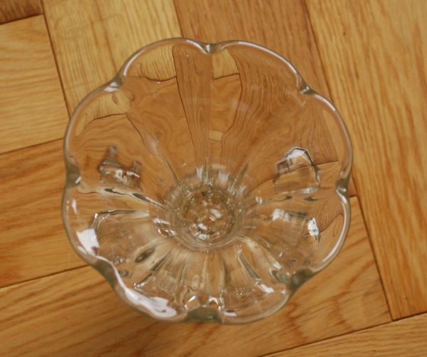 アンティーク雑貨　可憐なシルエットのフラワーベース（花器）プレスドグラス。上から見ても美しいデザインです。(pg-2640)