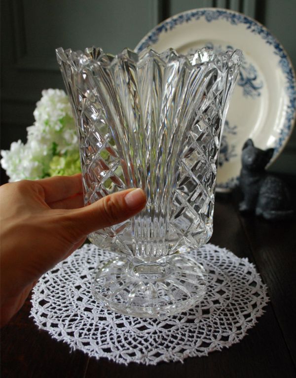 アンティーク雑貨　ゴージャスで可憐なフラワーベース　英国アンティークのプレスドグラス。飾るだけで絵になる美しさ。(pg-2643)