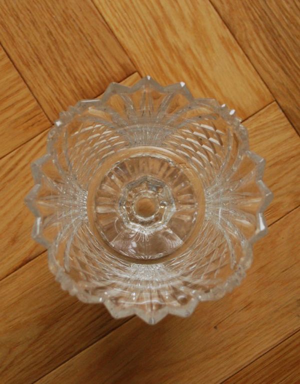 アンティーク雑貨　ゴージャスで可憐なフラワーベース　英国アンティークのプレスドグラス。上から見ても美しいデザインです。(pg-2643)