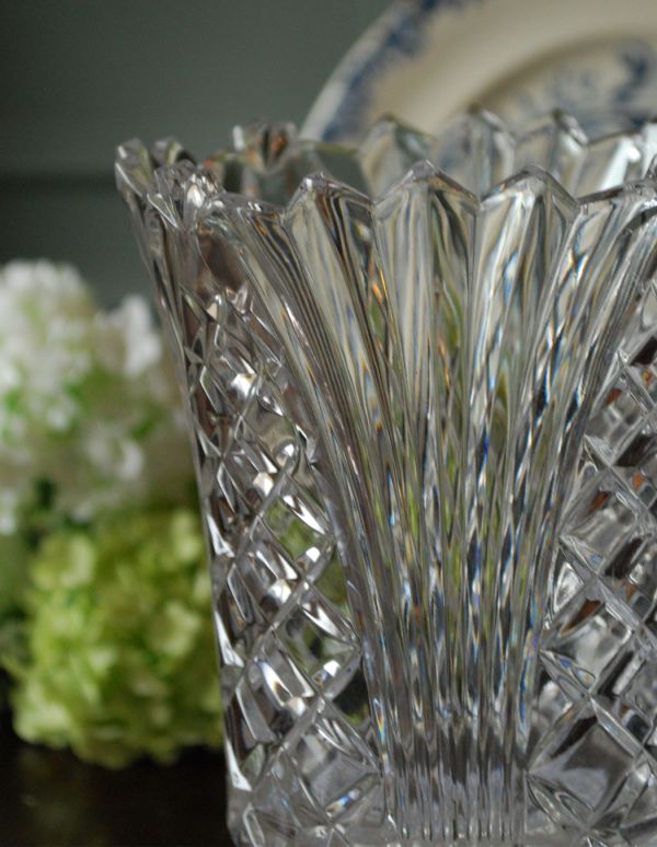 アンティーク雑貨　ゴージャスで可憐なフラワーベース　英国アンティークのプレスドグラス。アンティークのため、多少の欠け・傷がある場合がありますが、使用上問題はありませんので、ご了承下さい。(pg-2643)