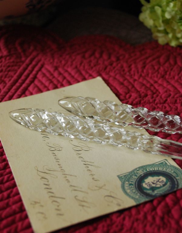 アンティーク雑貨 アンティークガラスのスプーン&フォーク、プレスドグラス。クラシカルな輝きがテーブルコーディネートを優雅な雰囲気に変えてくれます。(pg-2645)