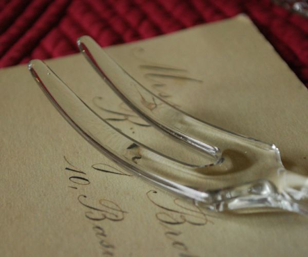 アンティーク雑貨 アンティークガラスのスプーン&フォーク、プレスドグラス。キレイな状態で見つかりました。(pg-2645)