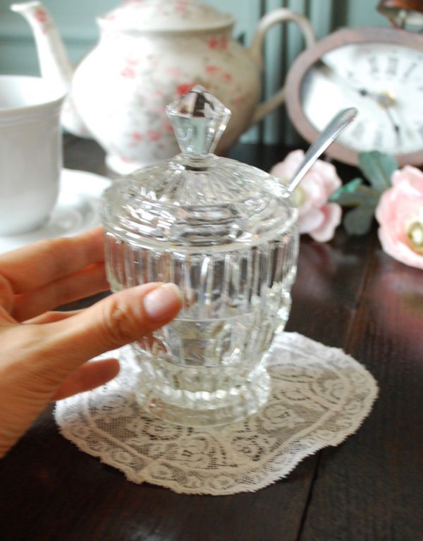 アンティーク雑貨　スプーン付きシュガーポット、アンティークプレスドグラス　。ティータイムを華やかにしてくれます。(pg-2648)