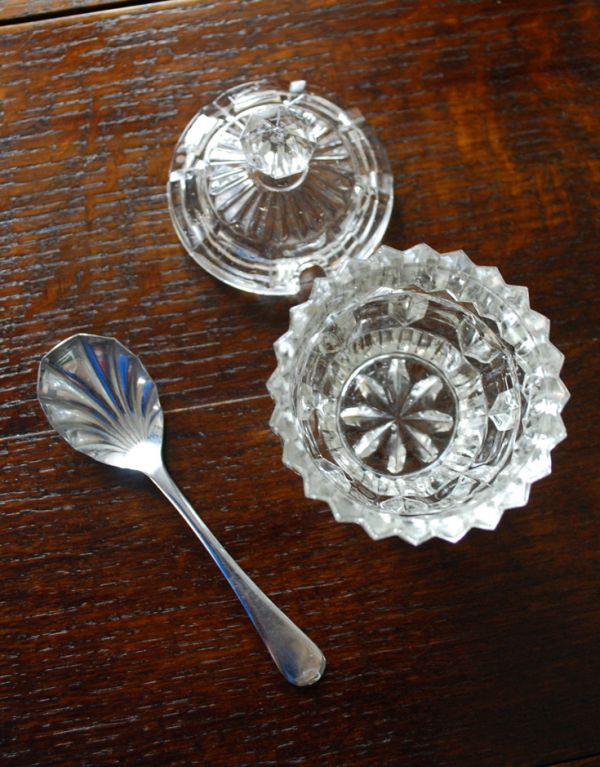 アンティーク雑貨　スプーン付きシュガーポット、アンティークプレスドグラス　。上から見るとこんな感じです。(pg-2648)