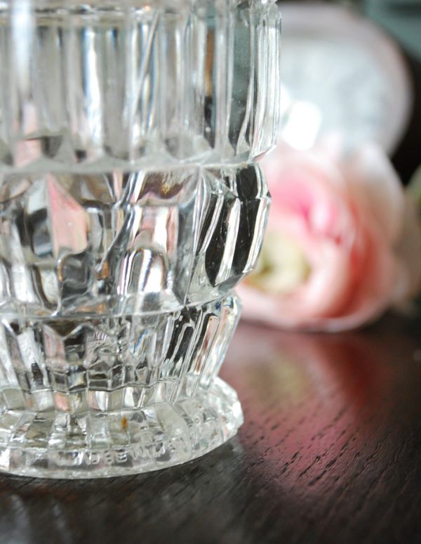 アンティーク雑貨　スプーン付きシュガーポット、アンティークプレスドグラス　。アンティークのため、多少の欠け・傷がある場合がありますが、使用上問題はありませんので、ご了承下さい。(pg-2648)