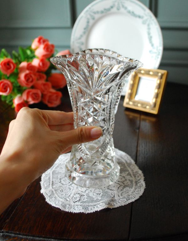 アンティーク雑貨　アンティークガラスの小ぶりで輝くフラワーベース、プレスドグラス。飾るだけで絵になる美しさです。(pg-2652)