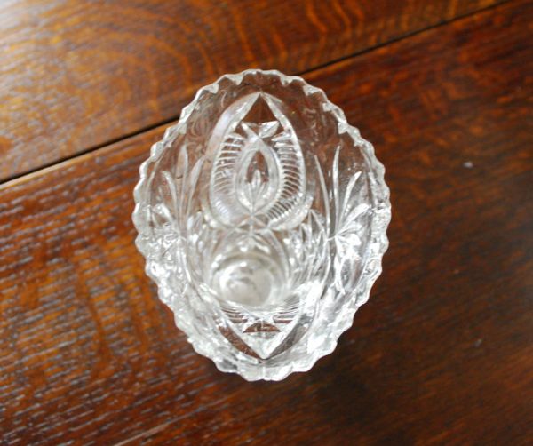 アンティーク雑貨　アンティークガラスの小ぶりで輝くフラワーベース、プレスドグラス。上から見てもキレイなデザインです。(pg-2652)