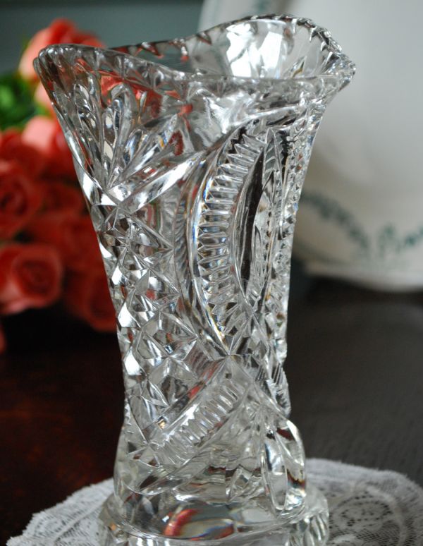 アンティーク雑貨　アンティークガラスの小ぶりで輝くフラワーベース、プレスドグラス。アンティークのため、多少の欠け・傷がある場合がありますが、使用上問題はありませんので、ご了承下さい。(pg-2652)