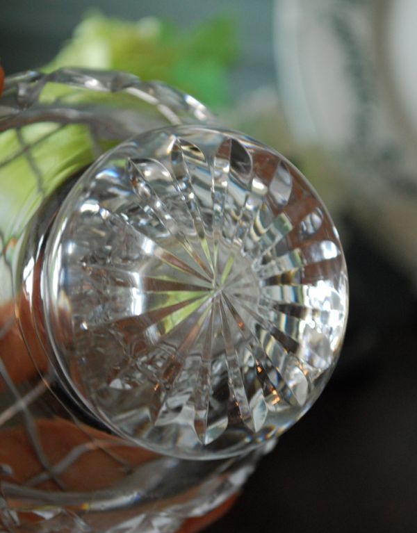 フラワーベース アンティーク雑貨 お花を楽しむガラスボウル(花器) アンティークフラワーベース プレスドグラス。土台にも美しいカッティングです。(pg-2654)