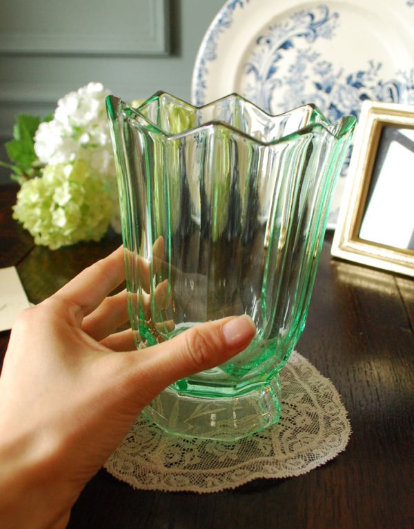 アンティーク雑貨　アップルグリーンのキレイなフラワーベース　英国アンティークのプレスドグラス。飾るだけで絵になる美しさです。(pg-2660)