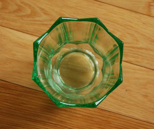 アンティーク雑貨　アップルグリーンのキレイなフラワーベース　英国アンティークのプレスドグラス。上から見てもキレイなデザインです。(pg-2660)