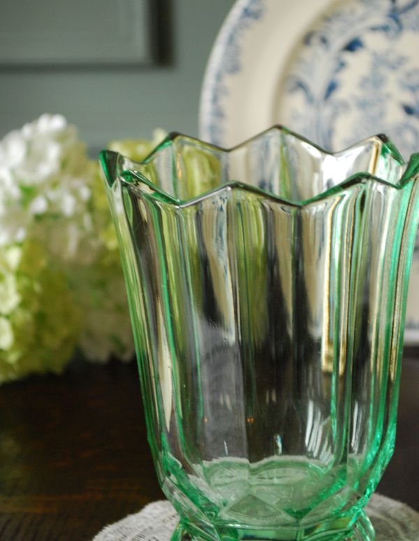 アンティーク雑貨　アップルグリーンのキレイなフラワーベース　英国アンティークのプレスドグラス。アンティークのため、多少の欠け・傷がある場合がありますが、使用上問題はありませんので、ご了承下さい。(pg-2660)