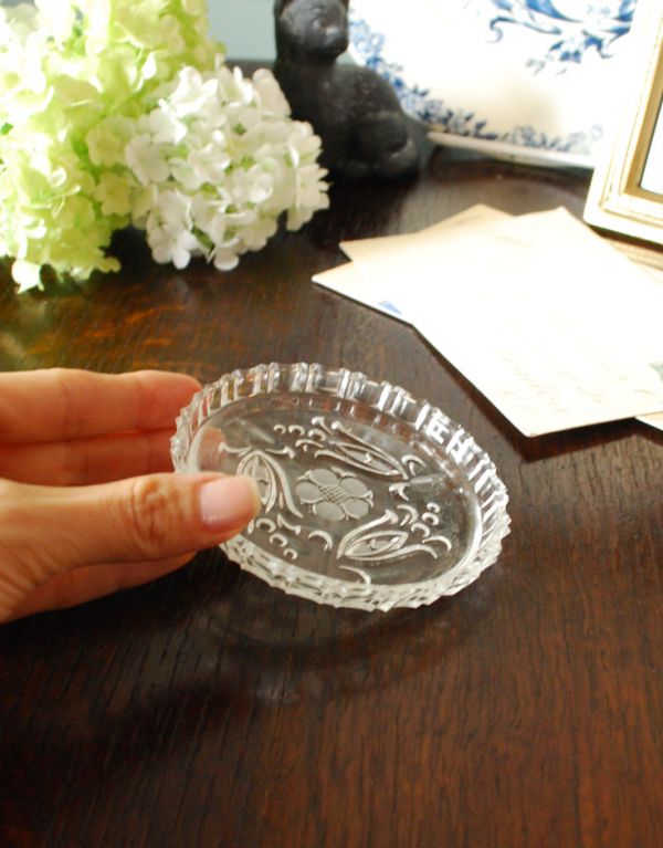 アンティーク雑貨　お花がとても愛らしい、アンティークガラスのトレー（プレート）、プレスドグラス。おつまみやお菓子を入れてダイニングで。(pg-2661)