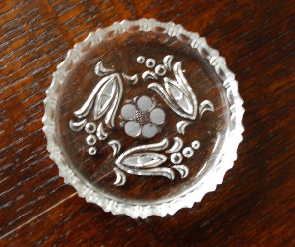 アンティーク雑貨　お花がとても愛らしい、アンティークガラスのトレー（プレート）、プレスドグラス。飾るだけで絵になる美しさ。(pg-2661)