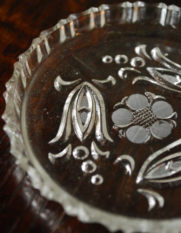 アンティーク雑貨　お花がとても愛らしい、アンティークガラスのトレー（プレート）、プレスドグラス。アンティークのため、多少の欠け・傷がある場合がありますが、使用上問題はありませんので、ご了承下さい。(pg-2661)