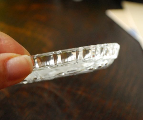 アンティーク雑貨　お花がとても愛らしい、アンティークガラスのトレー（プレート）、プレスドグラス。縁どりにもカッティングが施されています。(pg-2661)