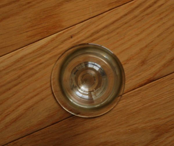 フラワーベース　アンティーク雑貨　上品なお花が刻まれた一輪挿しプレスドグラス、フラワーベース。上から見るとこんな感じです。(pg-2665)