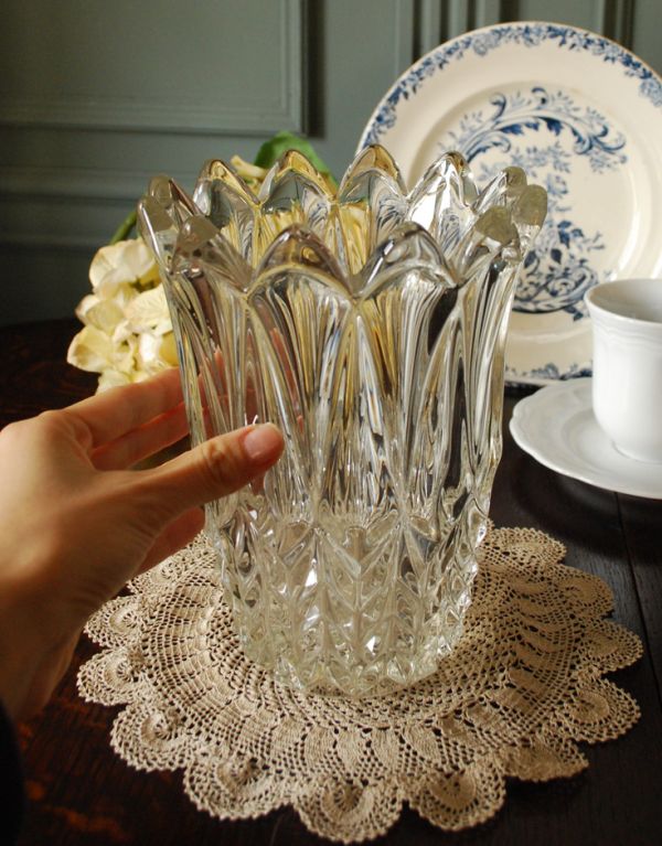 アンティーク雑貨　可憐なシルエットに一目ぼれ・・・フラワーベース（花器）プレスドグラス。飾るだけで絵になる美しさ。(pg-2674)