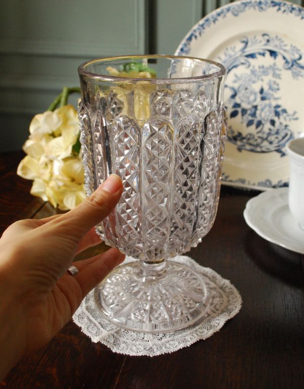 アンティーク雑貨　輝く脚付きのフラワーベース（花器）プレスドグラス。飾るだけで絵になる美しさ。(pg-2675)