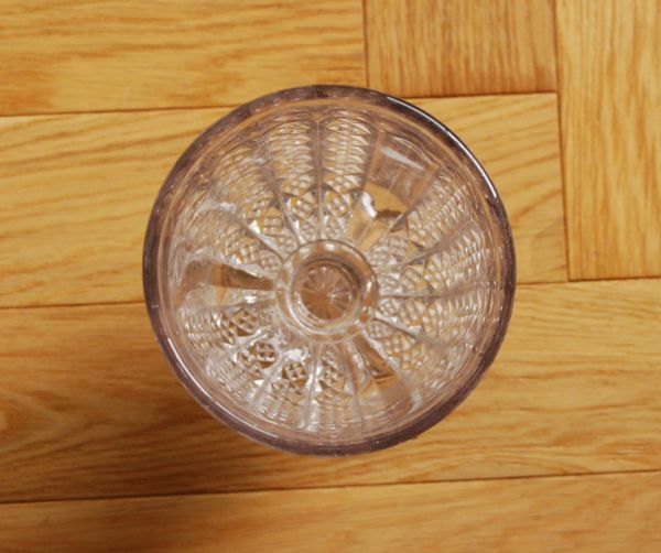 アンティーク雑貨　輝く脚付きのフラワーベース（花器）プレスドグラス。上から見るとこんな感じです。(pg-2675)
