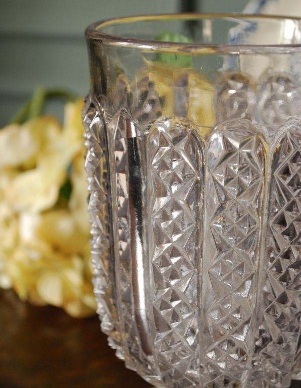 アンティーク雑貨　輝く脚付きのフラワーベース（花器）プレスドグラス。細かくカッティングされた、華やかなデザインです。(pg-2675)