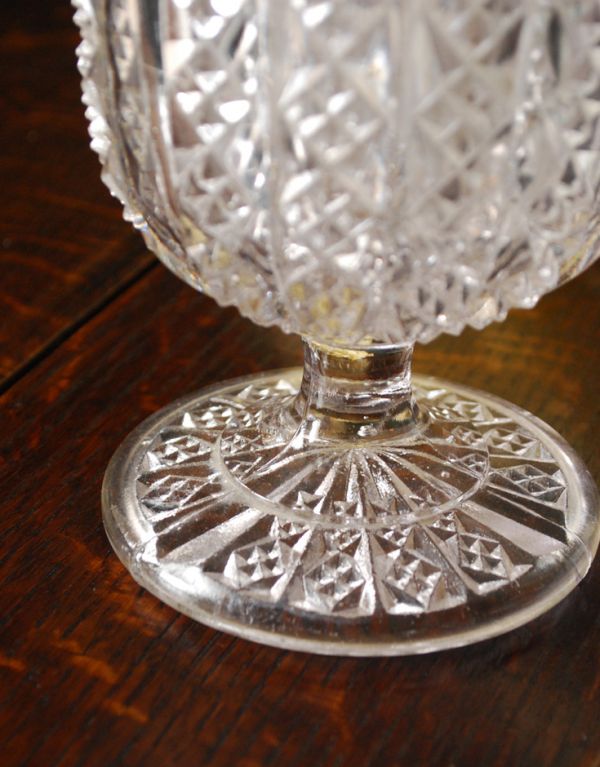 アンティーク雑貨　輝く脚付きのフラワーベース（花器）プレスドグラス。アンティークのため、多少の欠け・傷がある場合がありますが、使用上問題はありませんので、ご了承下さい。(pg-2675)