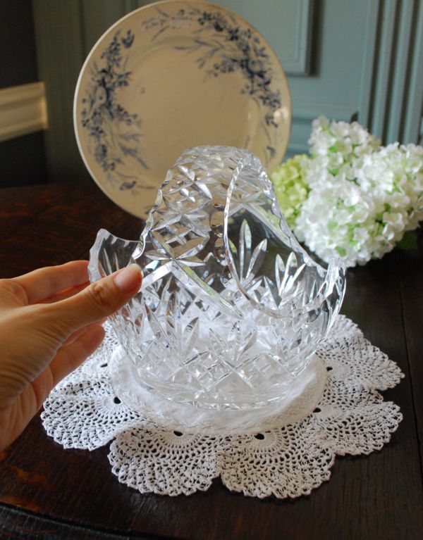 デザートグラス、ボウル(器)　アンティーク雑貨　素敵なアンティークのインテリア雑貨　プレスドグラスの小さなバスケット。光が当たるとキラキラ輝きます。(pg-2679)