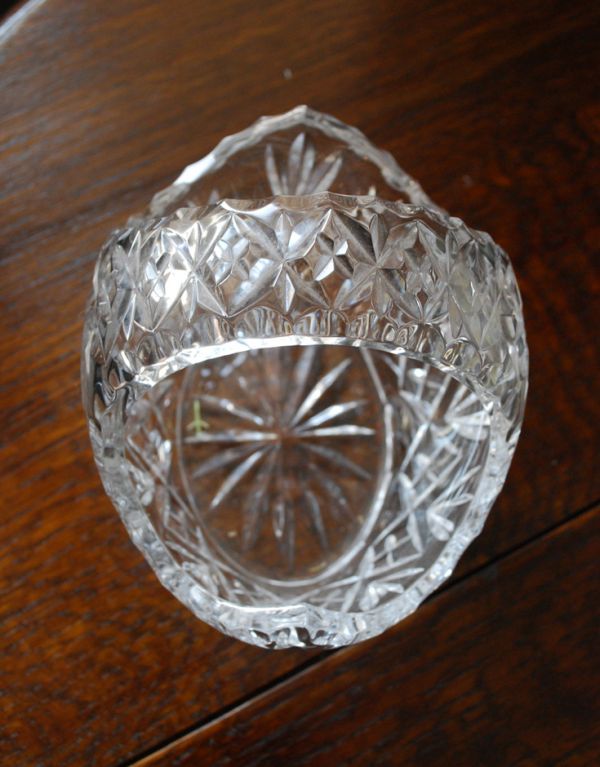 デザートグラス、ボウル(器)　アンティーク雑貨　素敵なアンティークのインテリア雑貨　プレスドグラスの小さなバスケット。上から見るとこんな感じです。(pg-2679)