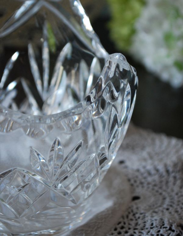 デザートグラス、ボウル(器)　アンティーク雑貨　素敵なアンティークのインテリア雑貨　プレスドグラスの小さなバスケット。アンティークのため、多少の欠け・傷がある場合がありますが、使用上問題はありませんので、ご了承下さい。(pg-2679)