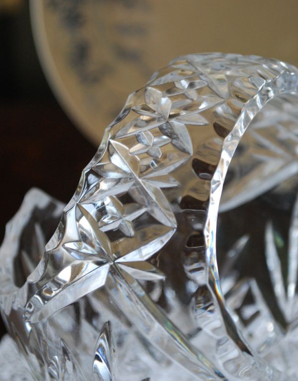 デザートグラス、ボウル(器)　アンティーク雑貨　素敵なアンティークのインテリア雑貨　プレスドグラスの小さなバスケット。持ち手のカッティングも美しいデザインです。(pg-2679)