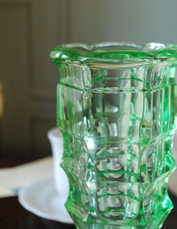 アンティーク雑貨　アップルグリーンのキレイなフラワーベース　英国アンティークのプレスドグラス。アンティークのため、多少の欠け・傷がある場合がありますが、使用上問題はありませんので、ご了承下さい。(pg-2685)