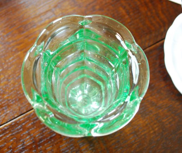 アンティーク雑貨　アップルグリーンのキレイなフラワーベース　英国アンティークのプレスドグラス。上から見てもキレイなデザインです。(pg-2685)
