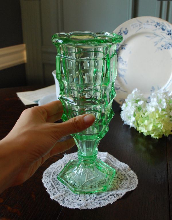 アンティーク雑貨　アップルグリーンのキレイなフラワーベース　英国アンティークのプレスドグラス。飾るだけで絵になる美しさです。(pg-2685)