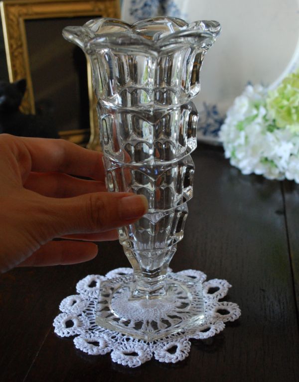 アンティーク雑貨 お花が咲いたように見える美しいシルエット・・・フラワーベース(花器)プレスドグラス。飾るだけで絵になる美しさ。(pg-2690)