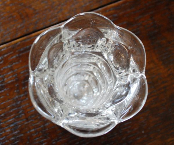 アンティーク雑貨 お花が咲いたように見える美しいシルエット・・・フラワーベース(花器)プレスドグラス。上から見るとこんな感じです。(pg-2690)