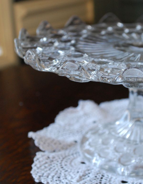 アンティーク雑貨　水玉模様のレースのフリル、アンティークガラスのケーキスタンド プレスドグラス。フリルの様な縁どりがとっても優雅なシルエットです。(pg-2694)