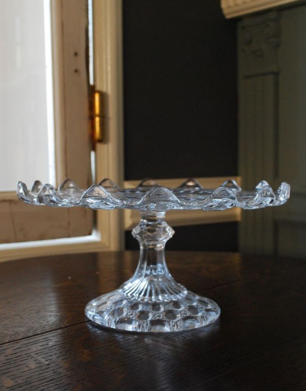アンティーク雑貨　水玉模様のレースのフリル、アンティークガラスのケーキスタンド プレスドグラス。アクセサリートレーやパンやお菓子のトレーなど使い方いろいろです。(pg-2694)