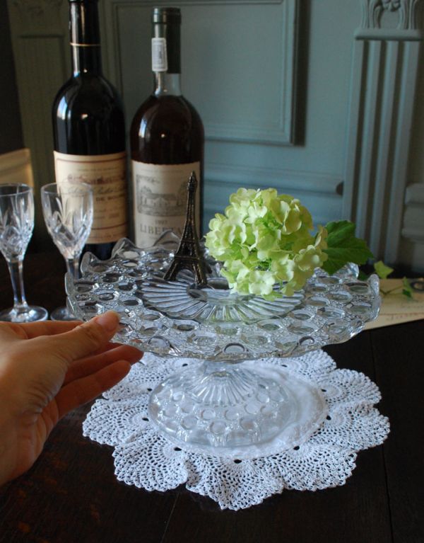 アンティーク雑貨　水玉模様のレースのフリル、アンティークガラスのケーキスタンド プレスドグラス。ドット模様が華やかにテーブルを彩ります。(pg-2694)
