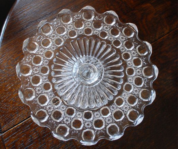アンティーク雑貨　水玉模様のレースのフリル、アンティークガラスのケーキスタンド プレスドグラス。上から見ても美しいデザインです。(pg-2694)