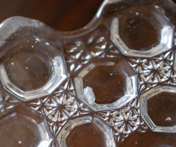 アンティーク雑貨　水玉模様のレースのフリル、アンティークガラスのケーキスタンド プレスドグラス。アンティークのため、多少の欠け・傷がある場合がありますが、使用上問題はありませんので、ご了承下さい。(pg-2694)