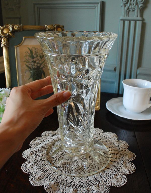 アンティーク雑貨 お花が刻まれた華やかなフラワーベース(花器)プレスドグラス。飾るだけで絵になる美しさ。(pg-2695)