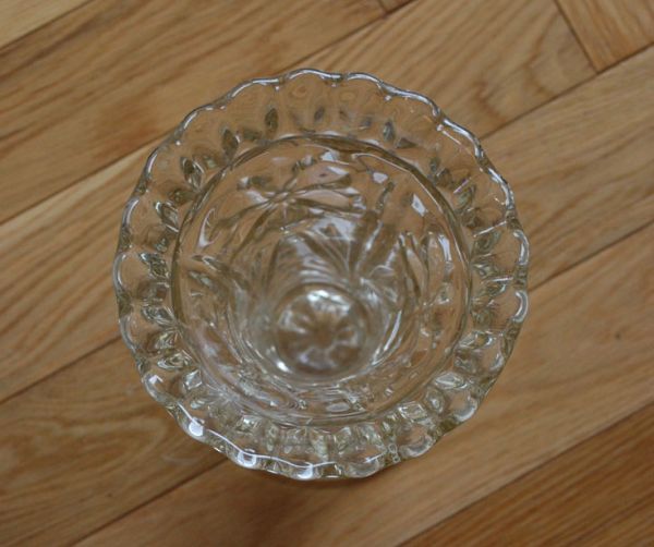 アンティーク雑貨 お花が刻まれた華やかなフラワーベース(花器)プレスドグラス。上から見るとこんな感じです。(pg-2695)