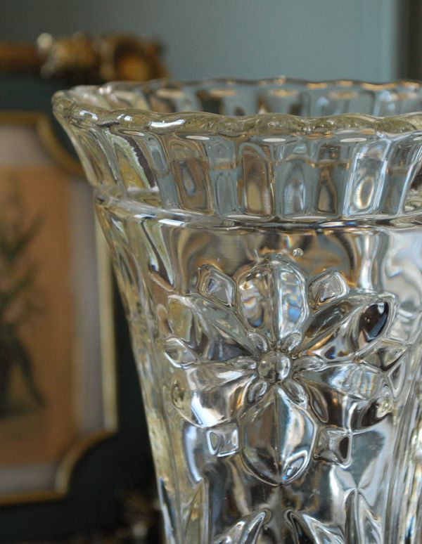 アンティーク雑貨 お花が刻まれた華やかなフラワーベース(花器)プレスドグラス。アンティークのため、多少の欠け・傷がある場合がありますが、使用上問題はありませんので、ご了承下さい。(pg-2695)