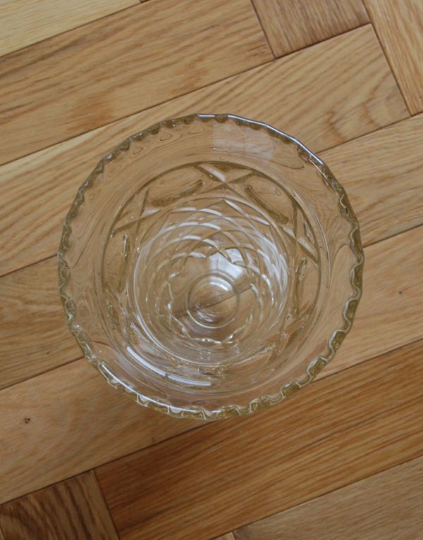 アンティーク雑貨 ダイヤカットが美しいフラワーベース(花器)プレスドグラス。上から見るとこんな感じです。(pg-2699)