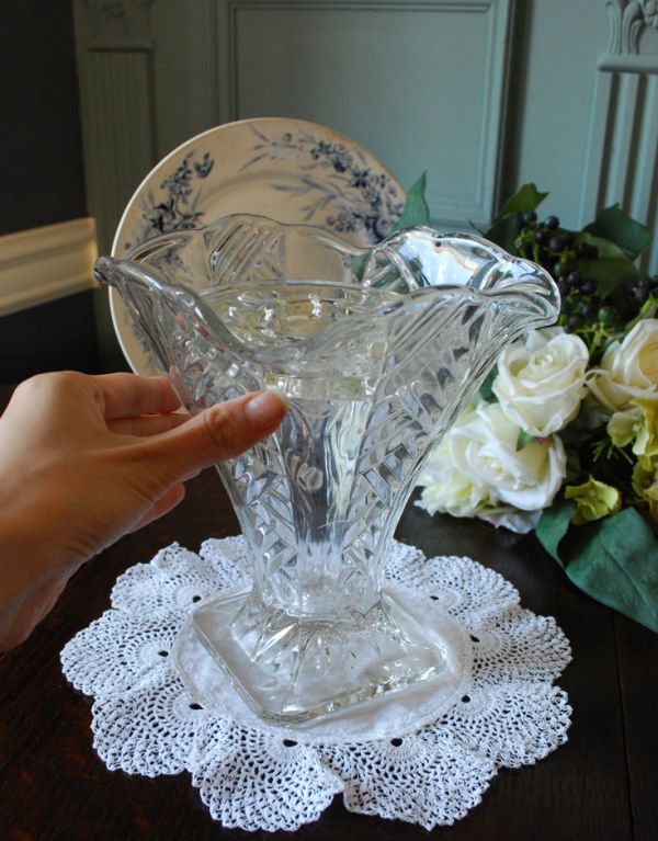 アンティーク雑貨　ガラス留め付きフラワーベース、優美なアンティークの花器、プレスドグラス。誰でもお花を素敵に楽しめるアイテムです。(pg-2700)