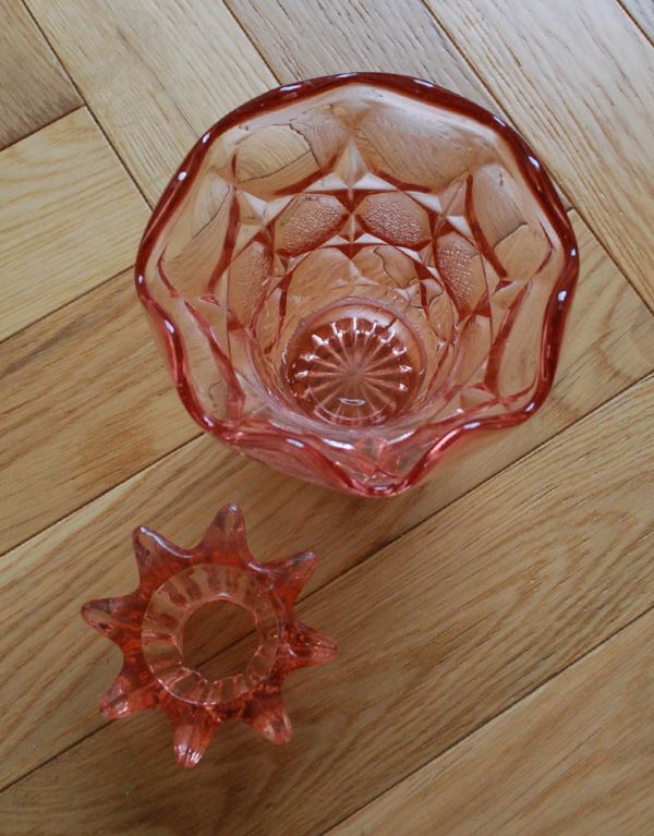 フラワーベース アンティーク雑貨 ガラス留め付きフラワーベース、さくら色なアンティークの花器、プレスドグラス。お花を挿すところは外れるので、お手入れもしやすいです。(pg-2701)