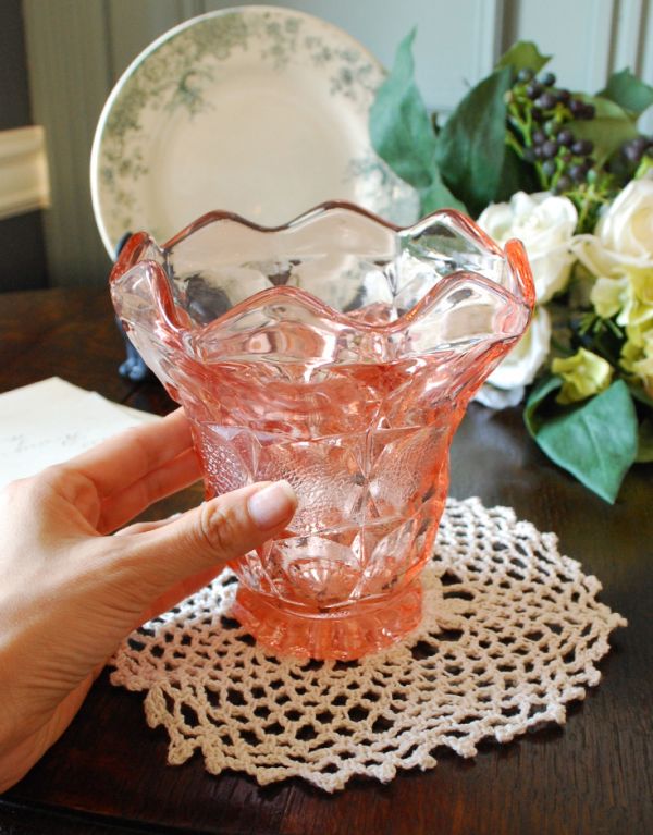 フラワーベース アンティーク雑貨 ガラス留め付きフラワーベース、さくら色なアンティークの花器、プレスドグラス。誰でもお花を素敵に楽しめるアイテムです。(pg-2701)