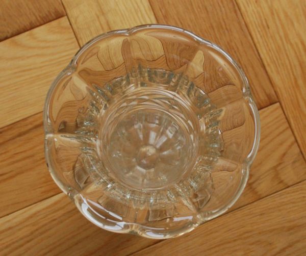 アンティーク雑貨 上品な輝き・・・美しいフラワーベース(花器)プレスドグラス。上から見るとこんな感じです。(pg-2705)